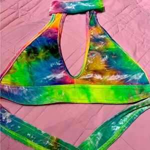 IHEARTRAVES VELVET TYE DYE KEY HOLE FESTIVAL CROP TOP